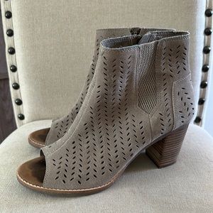 Toms Women’s Majorca Peep Toe Suede Heels Booties Taupe Tan Size 9.5